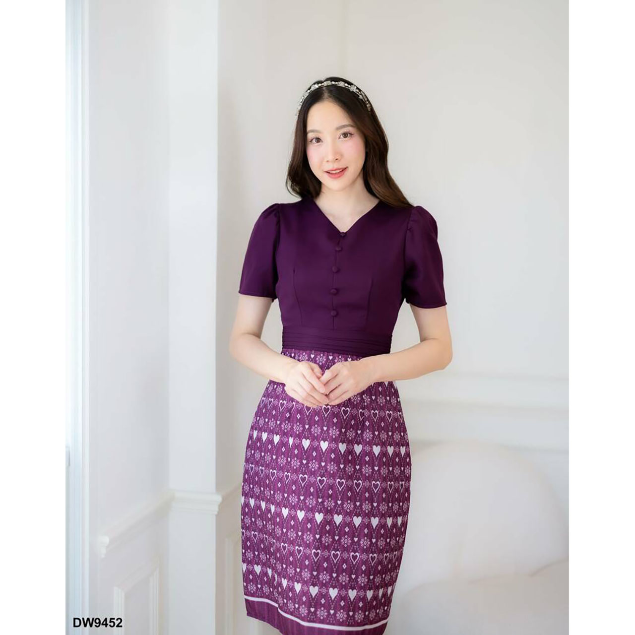 kudapy เดรสสั้นสีชมพู/สีกรม/สีม่วง/สีเหลือง คอวีกระโปรงผ้าไทยลายหัวใจ