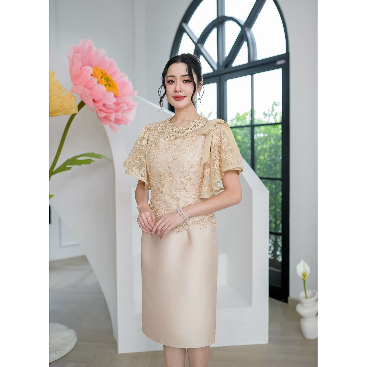 kudapy เดรสผ้าไหมลูกไม้ปักลายผ้าลูกไม้แต่งเลื่อมทั้งผืน ดีไซน์เก๋แขนซ้อนระบายกุ้นปลายแขน ช่วงไหล่มีการแต่งโบว์