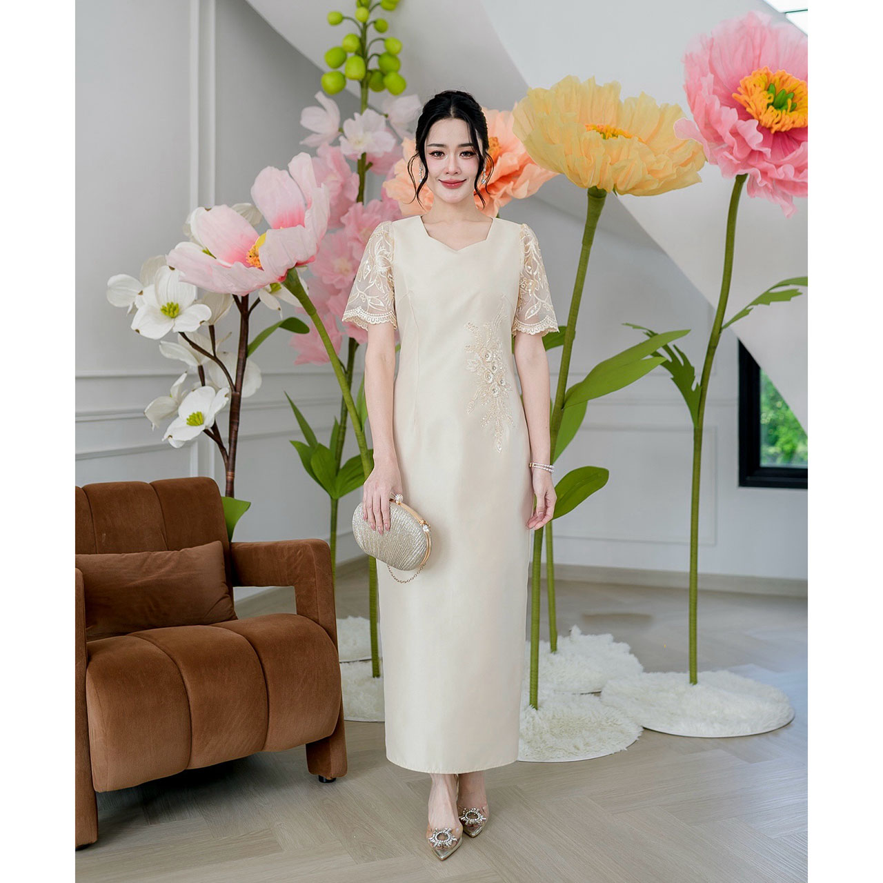 kudapy เดรสผ้าไหมอัดกาวทั้งชุด งานทรงตรงสวยเรียบหรู ด้านหลังกระโปรงผ่า แต่งลูกไม้แต่งเลื่อมช่วงแขนและตกแต่งดอกไม้ประดับช่วงเอว