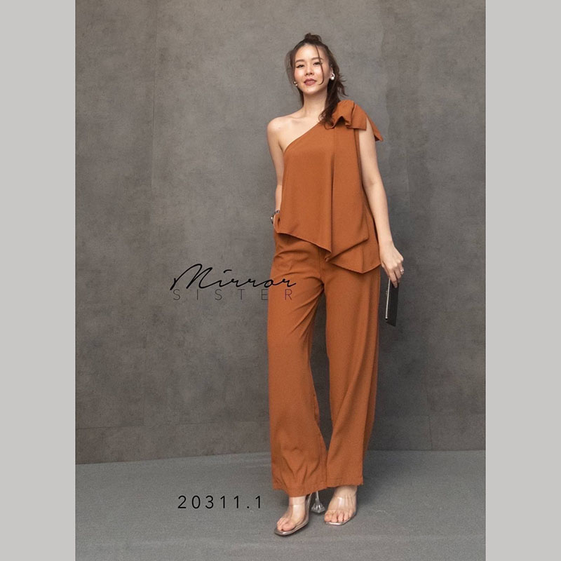 kudapy Setเสื้อแต่งโบว์ไหล่เฉียง+กางเกงขายาวสีชมพู/สีฟ้า/สีน้ำตาล ช่วงบนเป็นเสื้อตัวเก๋ เสื้อไหล่เดี่ยวแต่งโบว์ใหญ่ที่ไหล่ ช่วงล่างเป็นกางเกงแพทเทิร์นทรงกระบอก เอวด้านหลังยืดได้