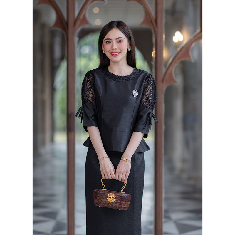 kudapy เสื้อสัดำ/สีเขียว ผ้าไหม4เส้น ตัดแต่งลูกไม้ ทรงแขนบอลลูน ทุกสีใส่แล้วขับผิว ดูดีมีออร่า (เฉพาะเสื้อ)