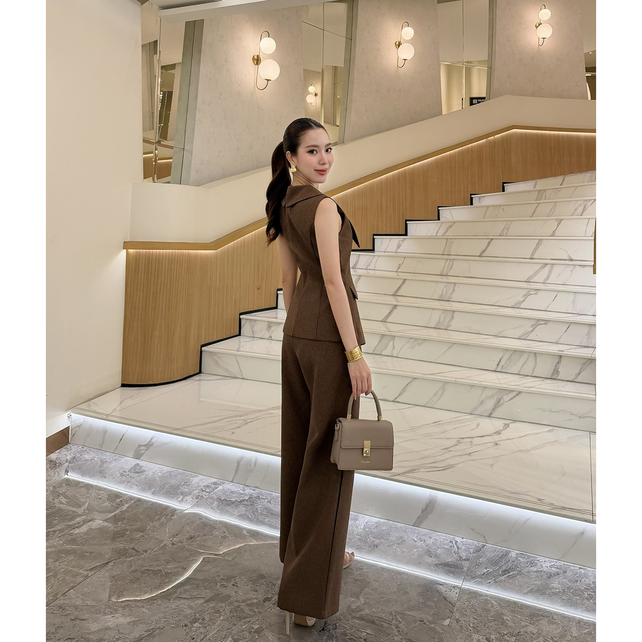 kudapy เซ็ตสุดหรูดูแพง ดีไซน์เรียบแต่แฝงความสง่างาม เหมาะสำหรับใส่ทำงาน ไดีไซน์เสื้อ ทรงเบลเซอร์แขนกุด ปกคอขนาดใหญ่เพิ่มมิต