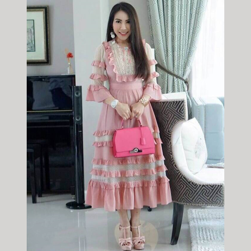 kudapy เดรสยาวคอกลมแขนสามส่วนสีครีม,สีชมพู ช่วงแขนระบายเย็บตัดต่อผสมเนื้อผ้าตาข่ายเนื้อถี่ ด้านหน้าอกเป็นผ้าตาข่ายพร้อมปัก