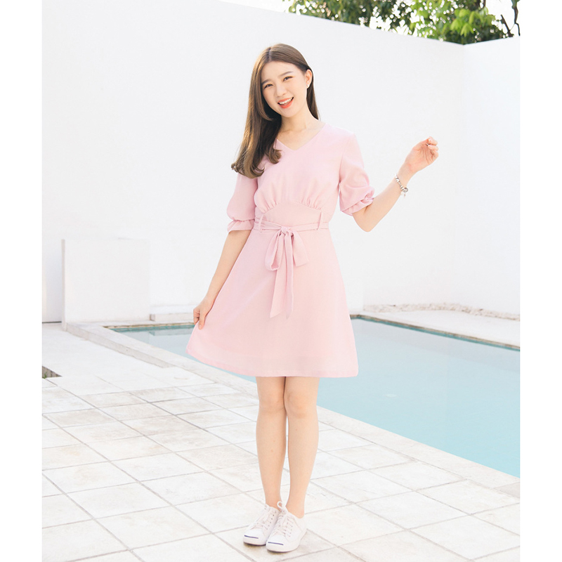 kudapy เดรสสั้นรูดอก ตัดต่อเอวด้านหน้า มีสายโบว์ให้ลูกค้าเลือกมัดหรือเอาออกก็ได้ (สี ชมพุ,น้ำตาล)