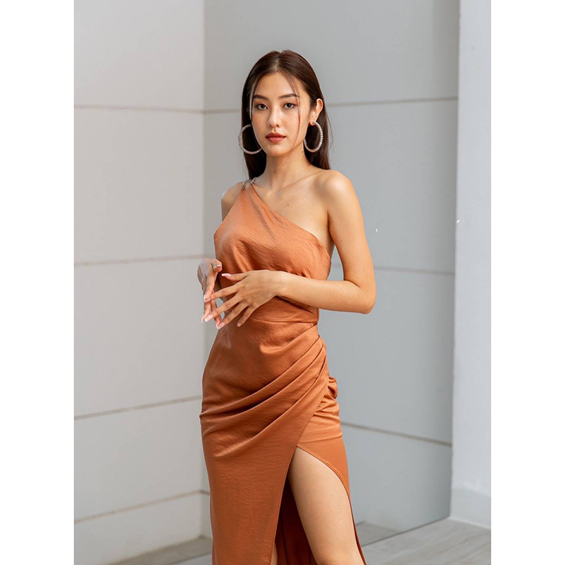 kudapy เดรสยาวสีแดง/สีกรม/สีชาไทย ไหล่เดียว แต่งเพชรสายคู่คาดหลัง ชุดราตรีออกงาน