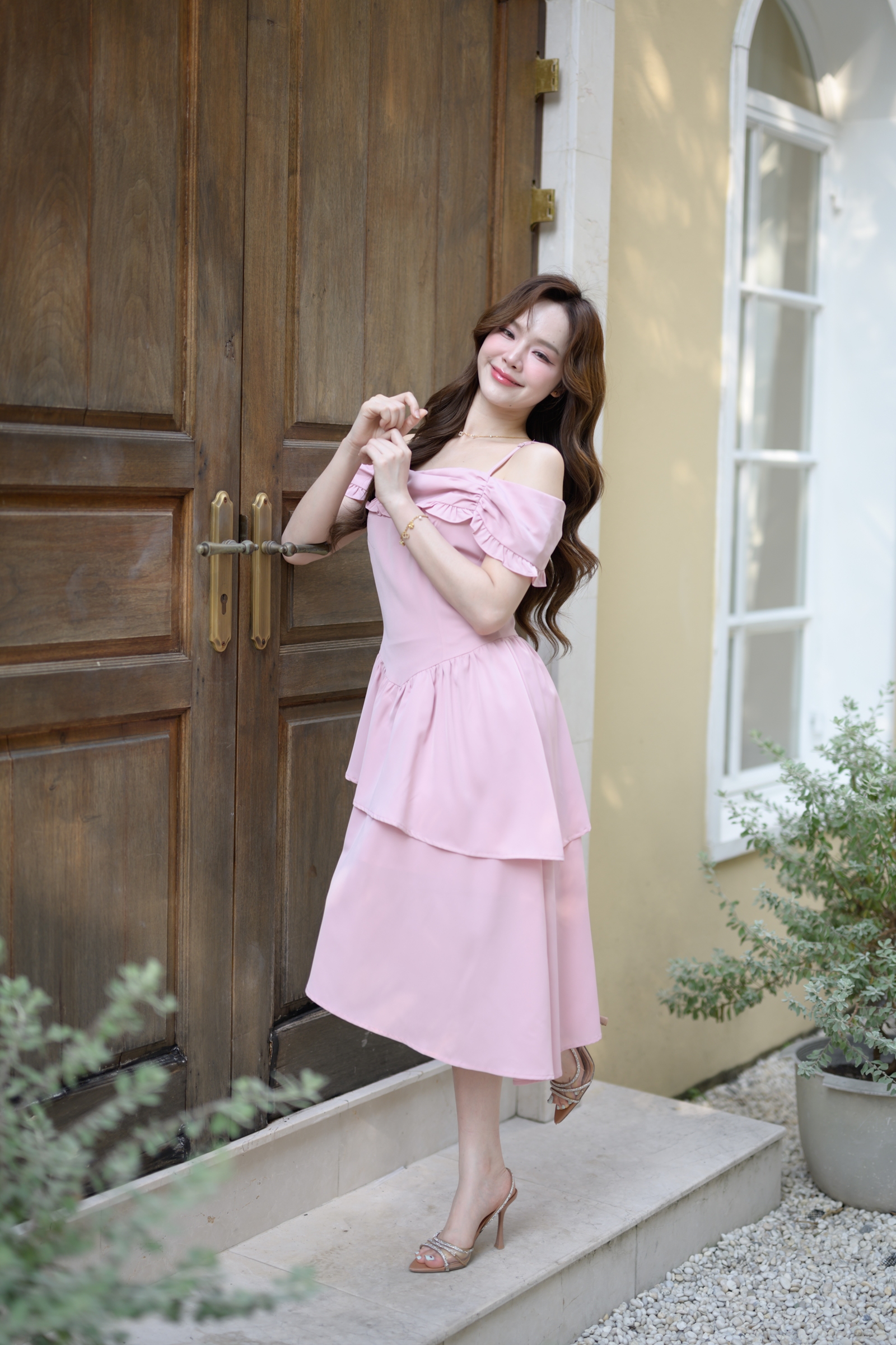 kudapy เดรสสายเดี่ยวเปิดไหล่ที่ออกแบบมาเพื่อเติมความละมุน ช่วงเสื้อมีดีเทลจับเดรปช่วงอก แต่งระบาย