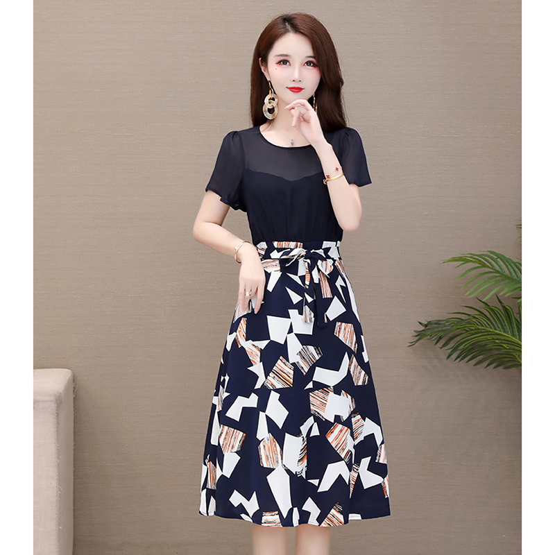 kudapy เดรสสีกรมท่า ชุดเดรสใส่ทำงาน ตัวเสื้อผ้าชีฟองสีกรมท่า เย็บต่อกับกระโปรงผ้าชีฟองพิมพ์ลายตามแบบ