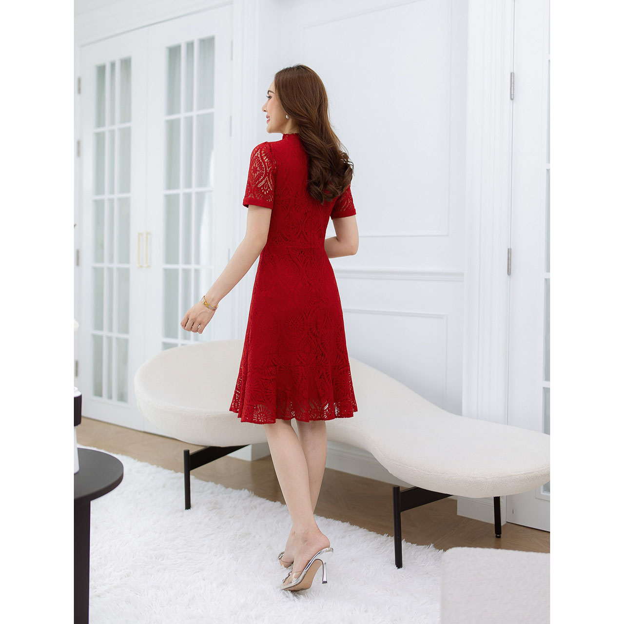 kudapy เดรสสั้นสีแดง/สีชมพู ลูกไม้ แพทเทิร์นสวย ดีเทลปราณีตตีเกล็ดช่วงอก มีกระดุมเปิดได้จริง ช่วงคอจับจีบ