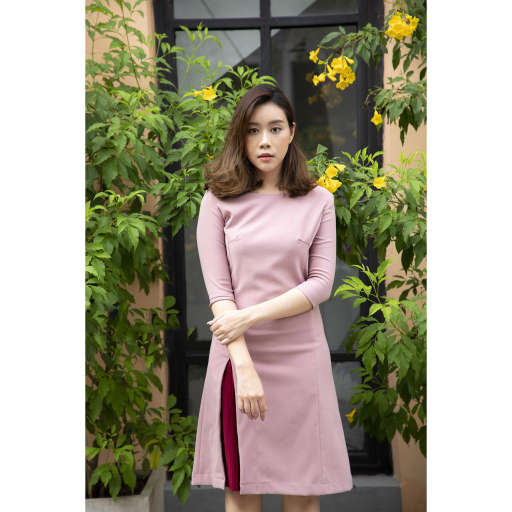 kudapy เดรสสั้นแขนห้าส่วนสีชมพูกะปิ,สีกรม,สีแดง,สีดำ,สีเบจ,สีดำ ทรงคอปาด ผ้ายืดโพลีเอสเตอร์เนื้อดี มีน้ำหนัก ผ้ามีความยืดหยุ่นกระโปรงทรง A เล่นดีไซน์ผ่าหน้าด้านขวา