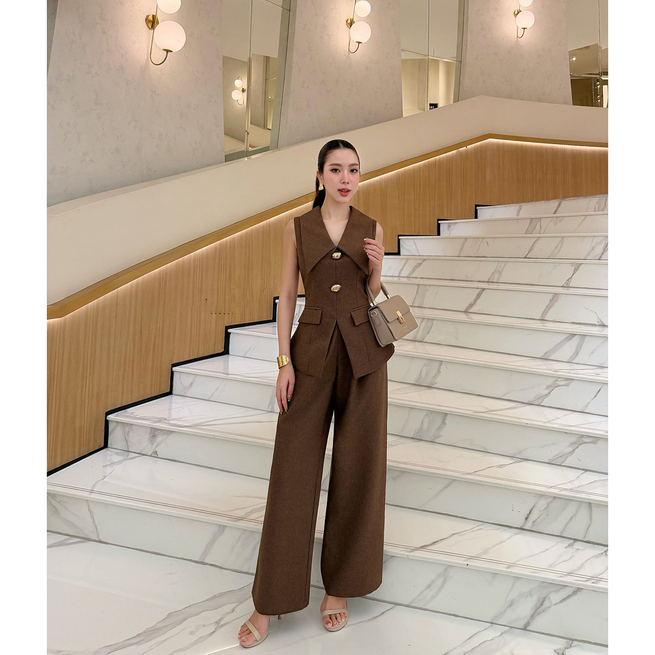 kudapy เซ็ตสุดหรูดูแพง ดีไซน์เรียบแต่แฝงความสง่างาม เหมาะสำหรับใส่ทำงาน ไดีไซน์เสื้อ ทรงเบลเซอร์แขนกุด ปกคอขนาดใหญ่เพิ่มมิต