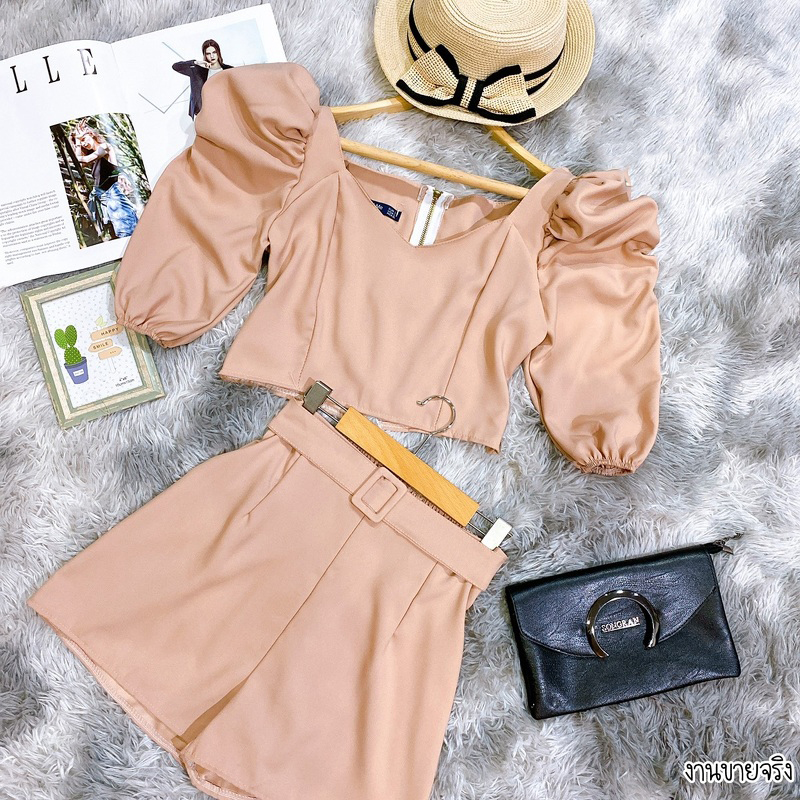 kudapy เซตขาสั้นสีแดง/สีนู้ด/สีขาว 2 ชิ้นเสื้อครอปมีแขน ซิปหลัง+ มาพร้อมกางเกงขาสั้นเอวสม็อกหลัง มีเข็มขัดคาดเอว