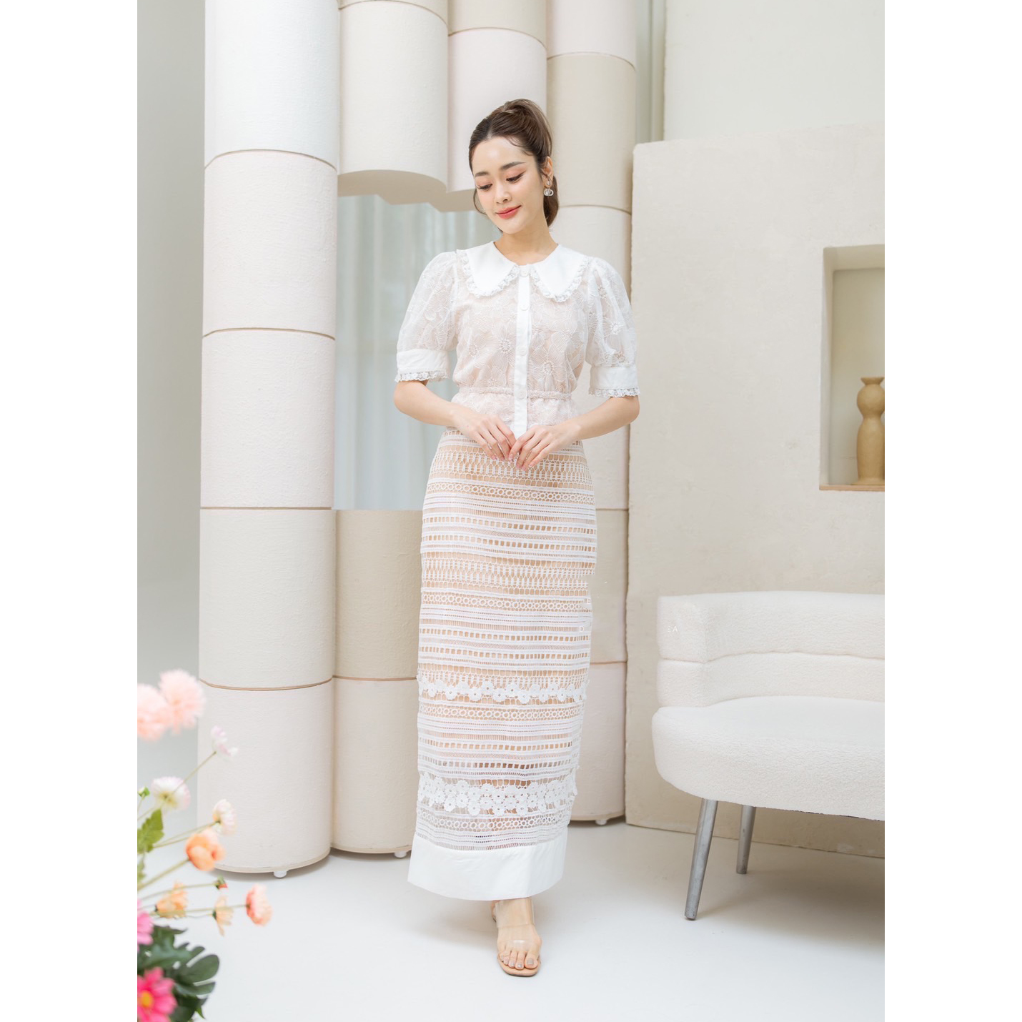 kudapy ชุดเซต 2 ชิ้นผ้าลูกไม้สีขาว ชุดไทยประยุกต์ เสื้อลายดอกไม้ กระโปรงผ้าลูกไม้แต่งดอกไม้ 3D