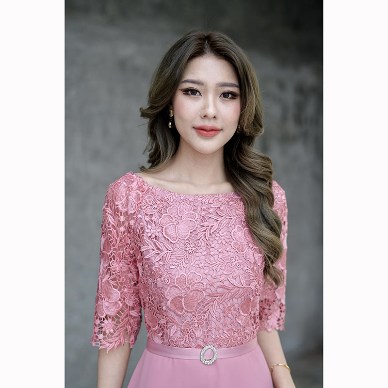 kudapy เดรสสั้นสีชมพู/สีเทา ลูกไม้เงาทรงแขนศอก ด้านบนเป็นผ้าลูกไม้เงาเนื้อดี ช่วงกระโปรงเป็นผ้าชิฟฟ่อนพริ้วๆ ทรงบานเล็กน้อยกำลังสวย