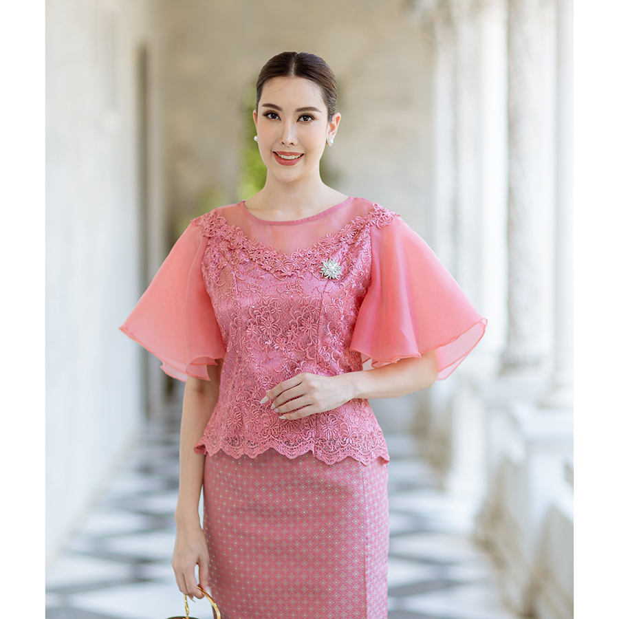 kudapy (เฉพาะเสื้อ) เสื้อลูกไม้คอกลมแขนระบายสีขาว/สีชมพู แขนแต่งระบายผ้าชีฟองทรงบาน มีซับใน ซิบหลัง