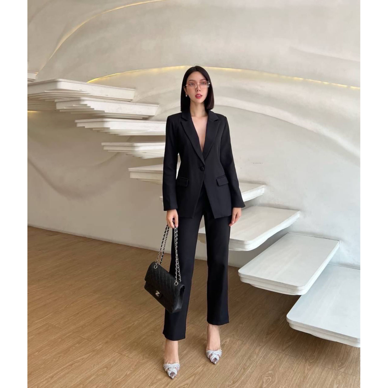 kudapy ชุดเสื้อสูทมีซับในอย่างดี แต่งกระดุมผ้าเดียวกับสีชุด มาคู่กับกางเกงขายาวใส่สบาย กระเป๋าใช้งานได้จริงทั้งเสื้อและกางเกง