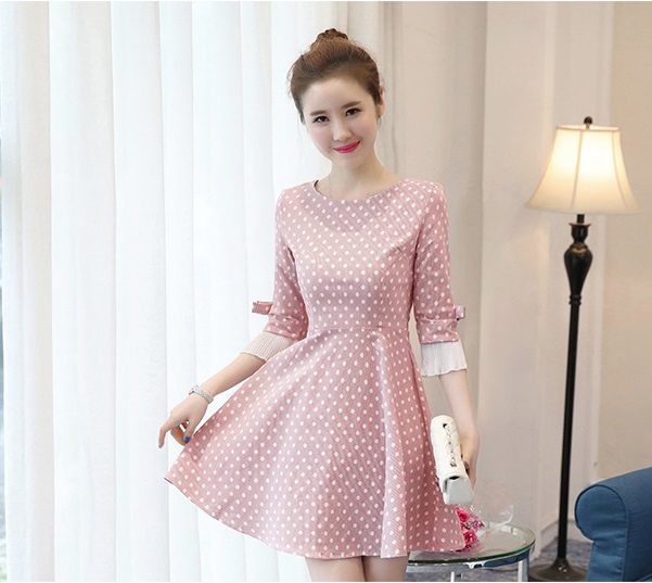 kudapy เดรสสั้นลายจุดสีชมพู /สีน้ำเงินกรมท่า เดรสคอกลมทรงเข้ารูป แต่งปลายแขนระบาย เย็บโบว์ติดตรงแขน มีซิปซ่อนด้านหลัง ผ้าค่อนข้างแข็ง