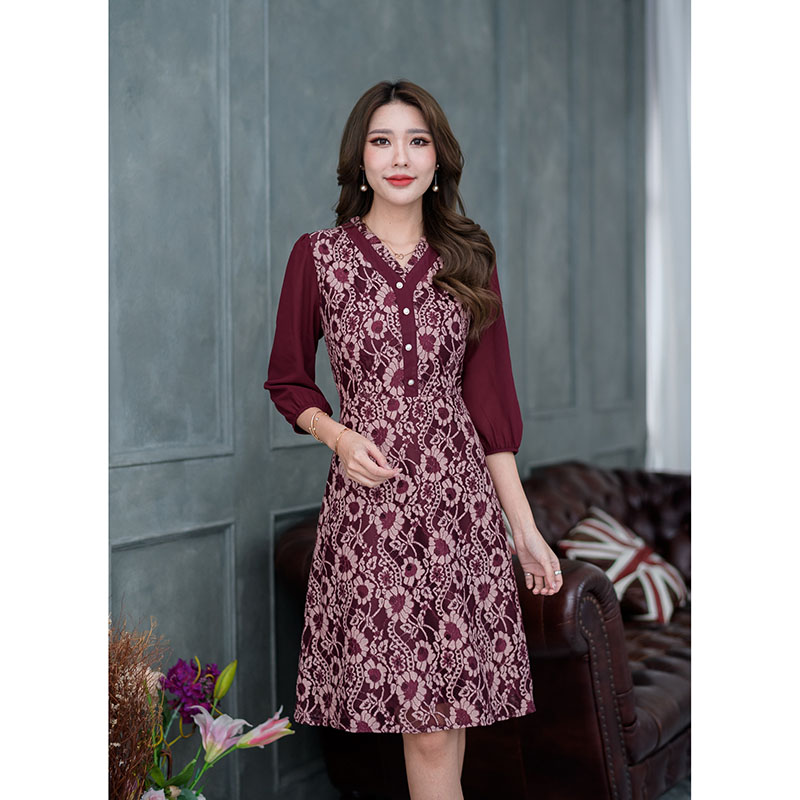 kudapy เดรสสั้นสีชมพู/สีแดงเลือดหมู ลูกไม้เนื้อนิ่ม ตัวเดรสเป็นกระโปรงทรงเอ ต่อเอว ช่วงตัวเสื้อแต่งกระดุมด้านหน้า แขนต่อด้วยผ้าชิฟฟ่อนจั้มแขน