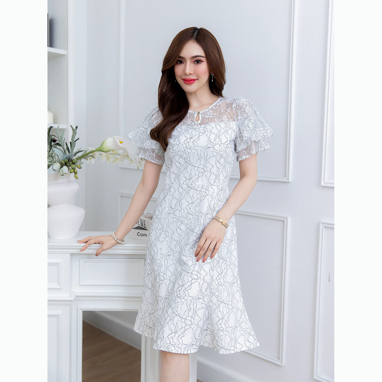 kudapy เดรสสั้นสีขาว/สีคราม ลูกไม้แขนบอลลูนสองชั้น ทรงสวย ช่วงคอมีดีเทลกระดุมหยดน้ำน่ารัก งานเย็บสวย