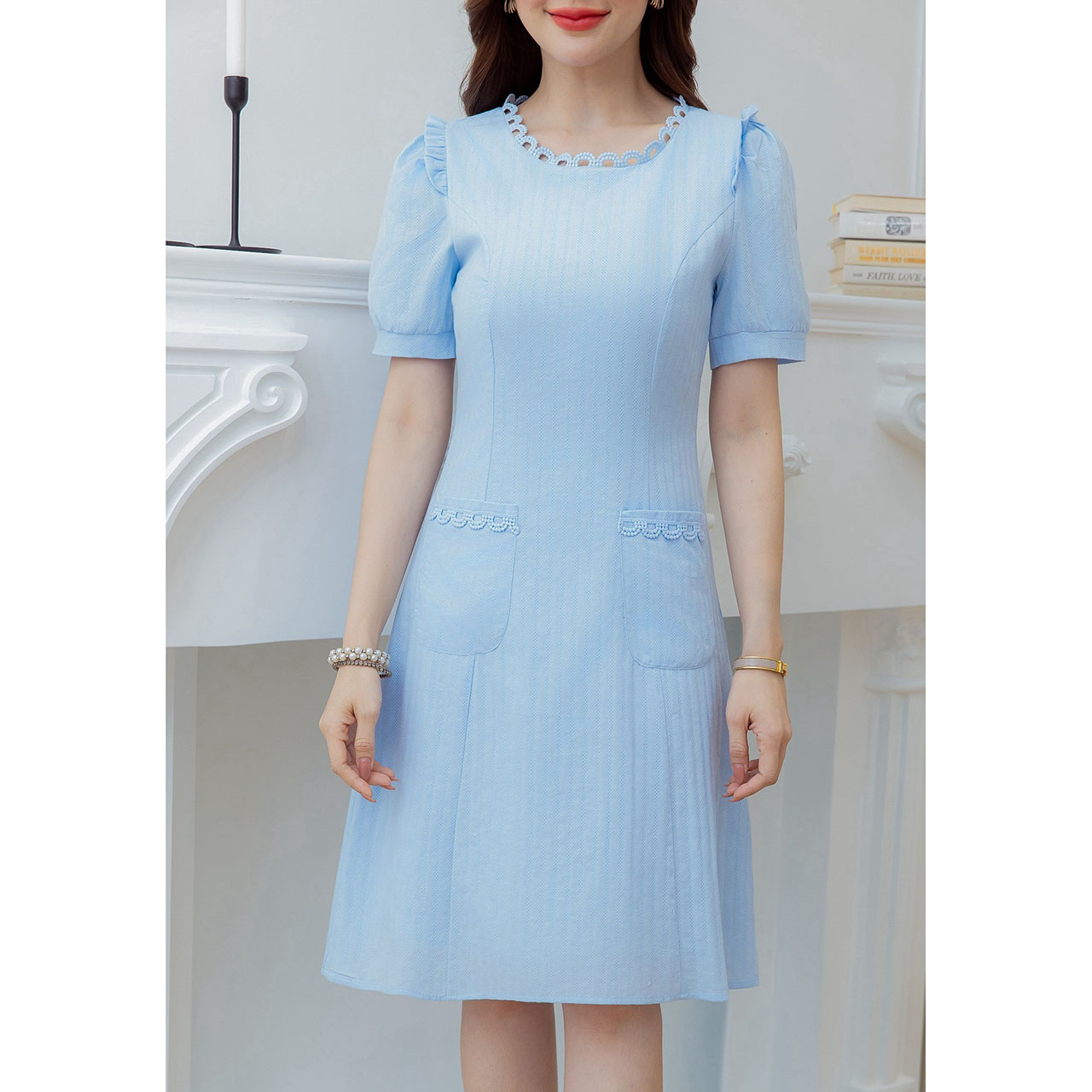 kudapy เดรสสีพื้นสวยหวาน ดีเทลแต่งลูกไม้รอบคอ แต่งกระเป๋าด้านหน้า ช่วงไหล่มีดีเทลเย็บระบาย