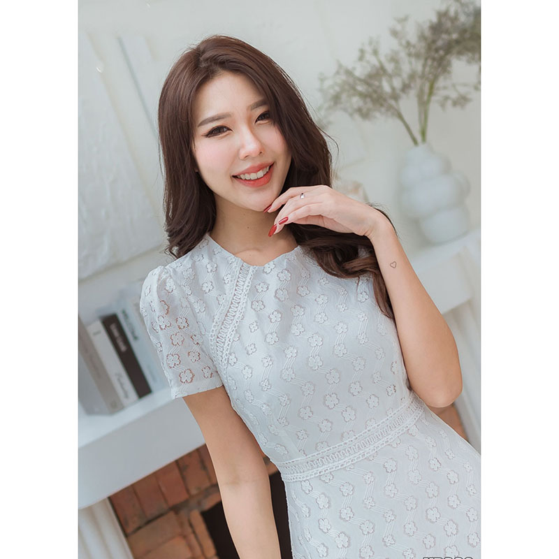 kudapy เดรสสั้นสีขาว คอกลม แขนสั้น ดีไซน์แพทเทิรน์เข้ารูปเป๊ะทรง ชายกระโปรงระบายบาน งานเรื้อผ้าลูกไม้ ถักลาย