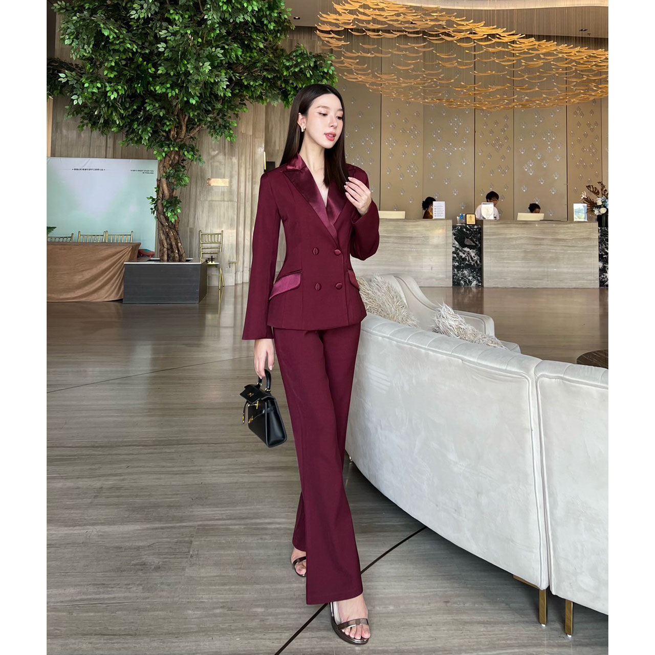 kudapy set เสื้อเบเซอร์และกางเกงขายาว เรียบหรู เสื้อสูทแต่งปกผ้าเงาให้ดูเด่น ออกแบบกระเป๋าให้ใช้งานได้จริง ตัวกระดุมใช้ผ้าเดียวกับปกเสื้อ