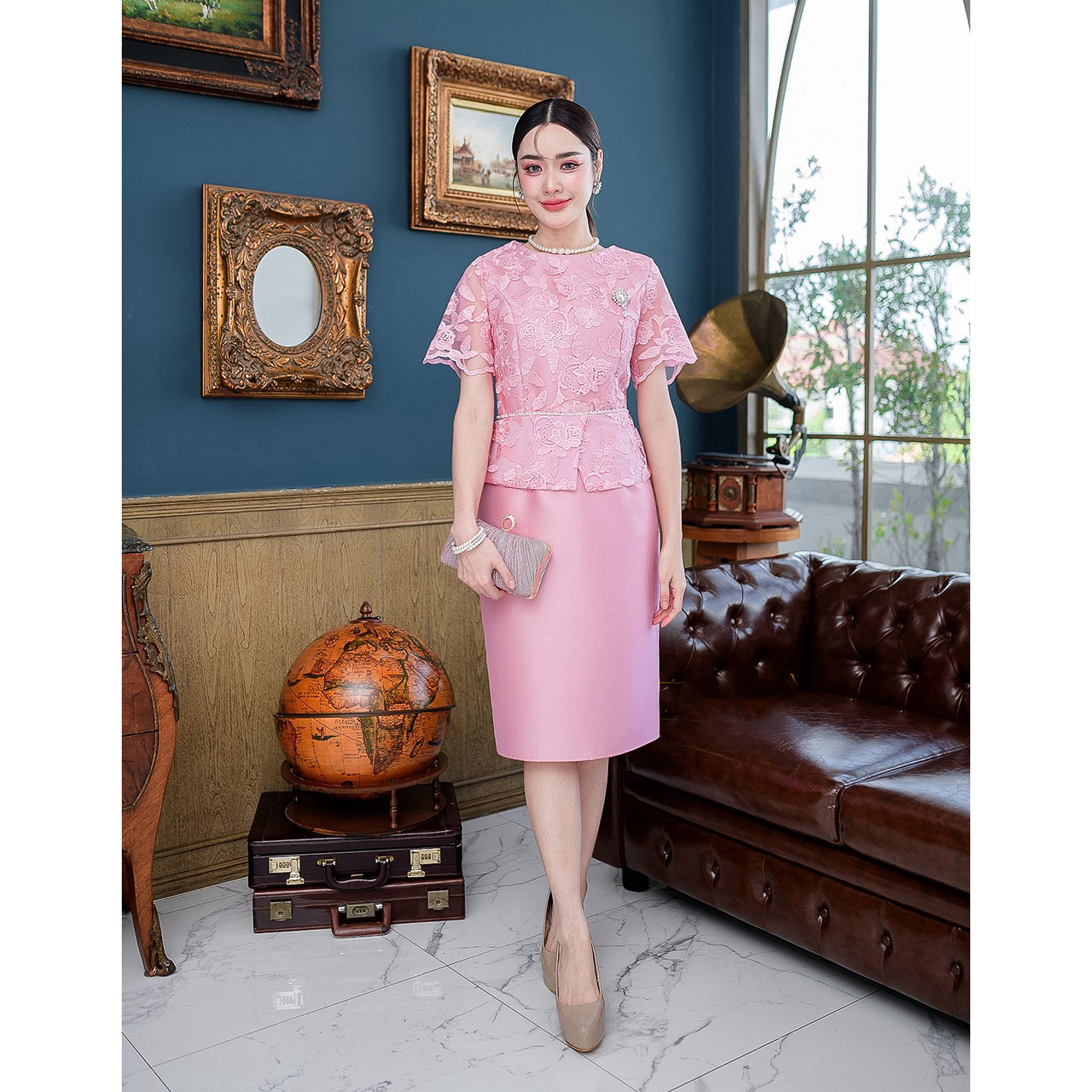 kudapy เดรสสั้นสีชมพู/สีทอง ผ้าไหมลูกไม้ งานตัวกระโปรงเป็นผ้าไหมตัวเสื้อเป็นลูกไม้ปัก