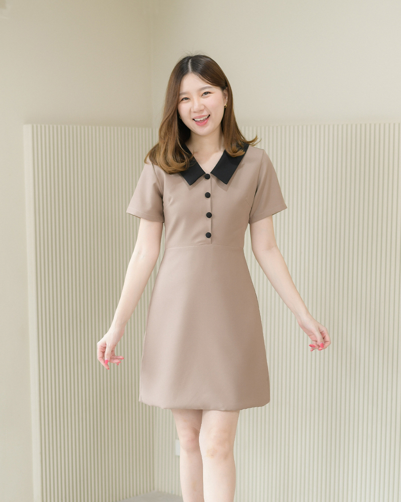 kudapy เดรสสั้นสีเขียว,มัทฉะ,ชมพูเข้ม,เขียวเลมอน,ดำ,ชมพูอ่อน,น้ำตาลเทาหม่น,ครีมชมพู,เทาฟ้า คอปกแขนสั้น กระโปรงทรงเอเล็กๆ แพทเทิร์นตัดต่อกลางตัวเสื้อแต่งกระดุมปั๊มสีเดียวกับปก