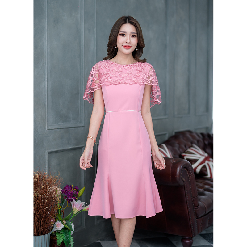 kudapy เดรสออกงานสไตล์หรูหรา ดีไซน์ตัวเดรสด้วยผ้าพื้นเนื้อดีตัดเย็บทรงหางปลา ช่วงบนคลุมไหล่ด้วยผ้าลูกไม้ปักเงา เป็นปีกคางคาว