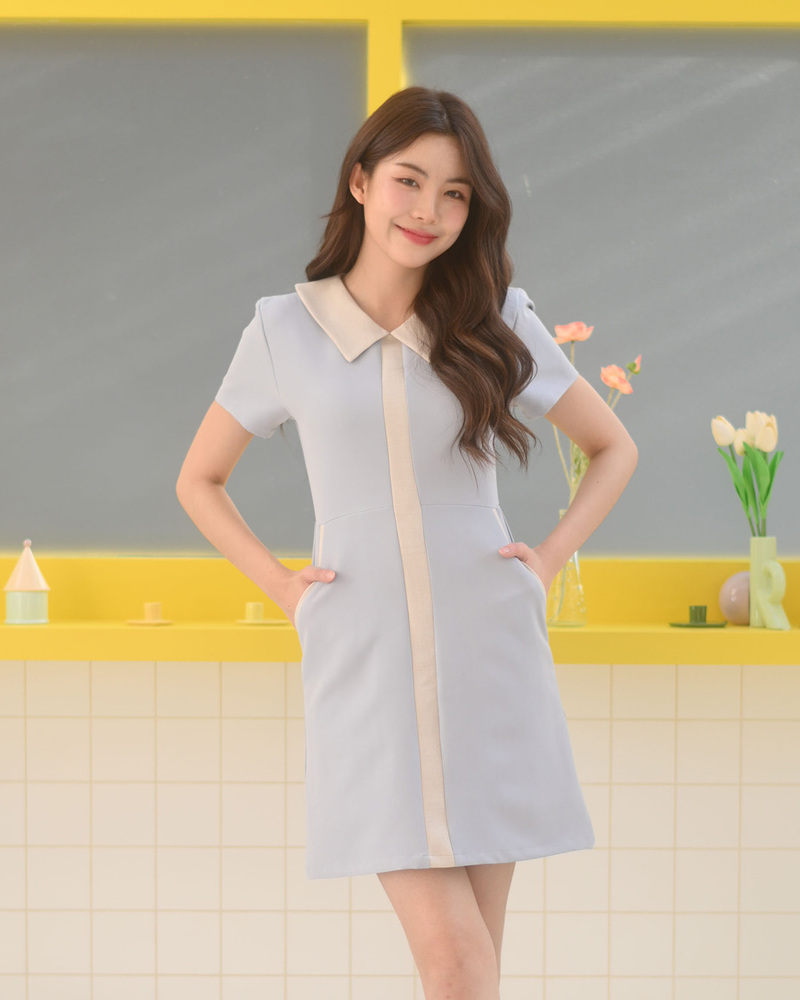 kudapy เดรสแขนสั้นทรงเอ ดีไซน์คอปก ตัดต่อเล่นสีทูโทนที่ปกและแถบสีกลางลำตัวมีกิมมิคลายผ้าเล็กๆ คู่สีทูโทนน่ารักละมุ