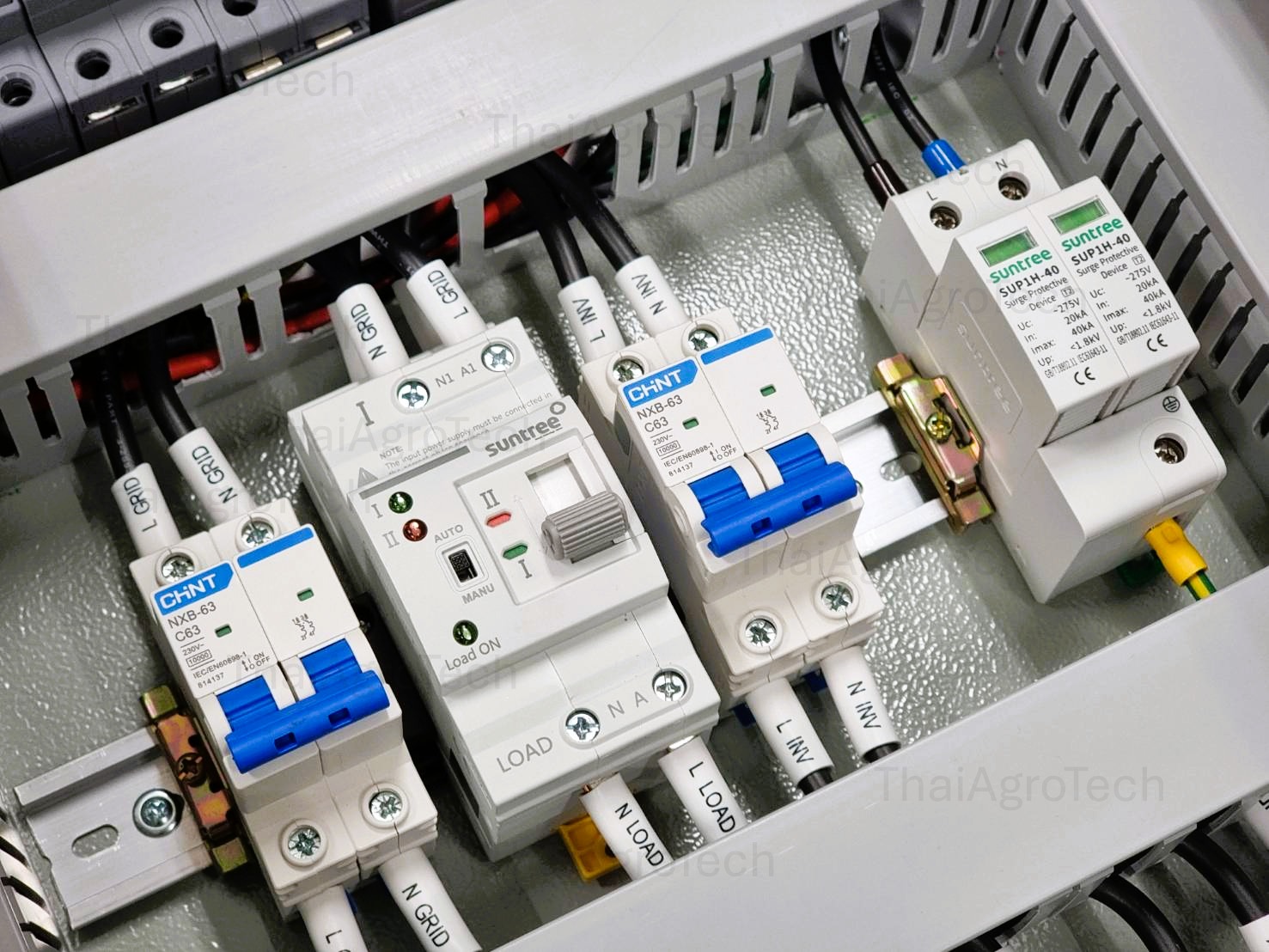 ตู้คอมบายเนอร์แบบไฮบริดออนออฟกริด 2 สตริง Hybrid On/Off-grid AC Combiner Box 2 string พร้อม สวิตซ์สลับแหล่งจ่ายไฟ อัตโนมัติ(สลับเร็ว) ระบบไฟฟ้าสำรอง SQ8T-63/2P ATS 2P 63A DIN Dual Power Conversion Switch Suntree