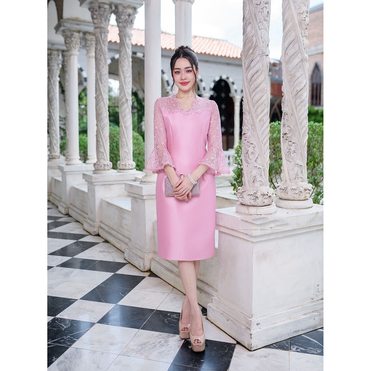 kudapy เดรสสั้นสีเหลืองทอง/สีฟ้า/สีชมพู ผ้าไหมญี่ปุ่น คอวีแต่งเคิพเป็นเชิงผ้าตกแต่งรอบคอ และช่วงอก