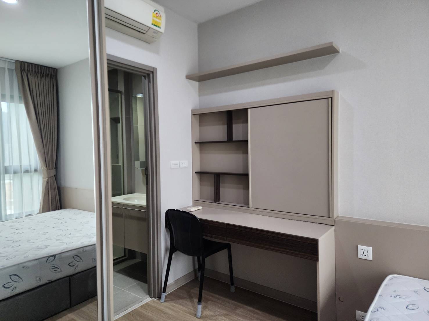 สนใจชมห้องติดต่อได้เลย Line ID: Smile-easy ปล่อยเช่าคอนโด TEAL Sathorn - Taksin (ทีล สาทร - ตากสิน) - 1ห้องนอน 1ห้องน้ำ 1ห้องนั่งเล่น - ใกล้ BTS วงเวียนใหญ่ - ขนาดห้อง 35 ตรม. ชั้น 10