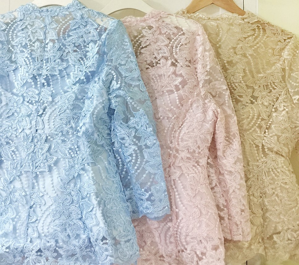 kudapy SET 2 ชิ้น เสื้อลูกไม้+กระดปรงสั้นสีฟ้า สีทอง สีชมพู แขนยาวแขนมีซับผ้ามุ้ง คอวี มีซับในในตัว