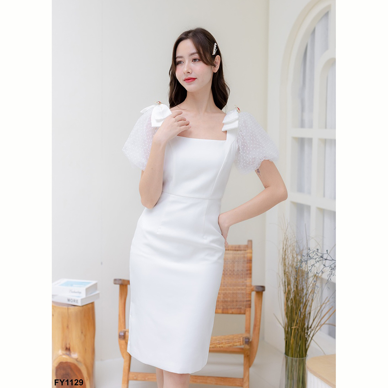 kudapy เดรสสั้นสีขาว/สีชมพุ/สีกรม/สีแดง ออกงานเรียบหรู ประดับเข็มกลัดเพชรสีแดง แขนตุ๊กตา แต่งด้วยโบว์ช่วงไหล่ ลุคคุณนายมากค่า เป็นงานซิปหลังน้า