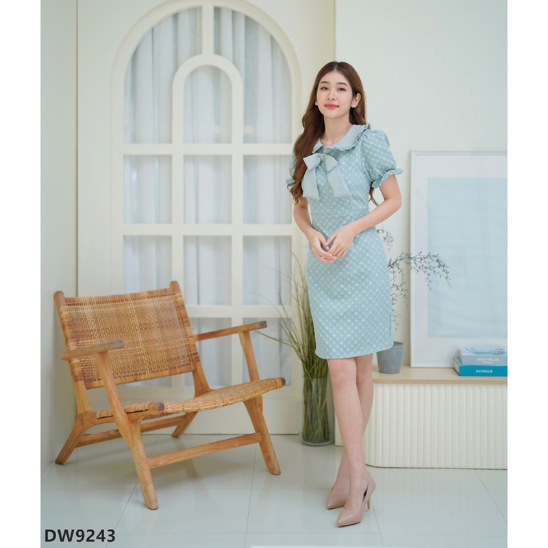 kudapy เดรสสั้นสีชมพู/สีเขียว/สีน้ำตาล ลายนูนมีโบว์กลางอก