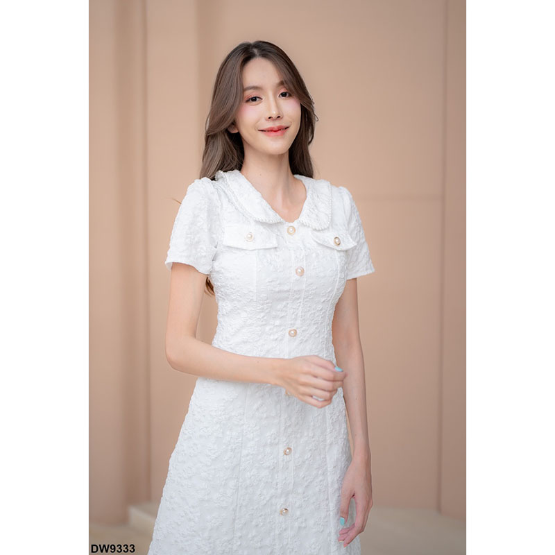 kudapy เดรสสั้นสีขาว/สีน้ำเงิน/สีชมพู ทรงเข้ารูปอัดลายดอกผ้านูน ปกคอบัว มีซิปด้านหลัง