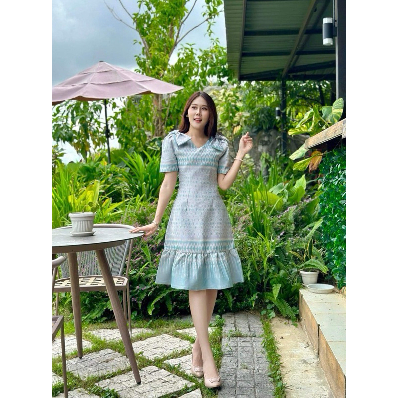 kudapy เดรสสั้นผ้าลายไทยสีฟ้าอมเขียวพิมพ์ลายไทย แต่งโบว์ที่ไหล่ อัดกาวทั้งชุด ใส่สบายค่ะ