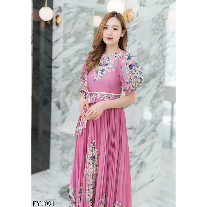 kudapy เดรสยาวสีชมพู/สีขาว กระโปรงอัดพลีทผ้าซาติน+เชือก