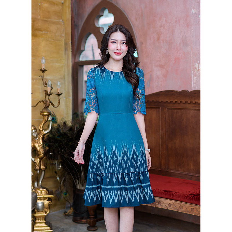 kudapy เดรสสั้นสีฟ้าอมเขียว /สีม่วงอมชมพู ผ้าพิมพ์ลายไทย ชายกระโปรงระบาย ช่วงแขนเป็นงานลูกไม้ถักลาย เนื้อผ้านุ่มใส่สบาย