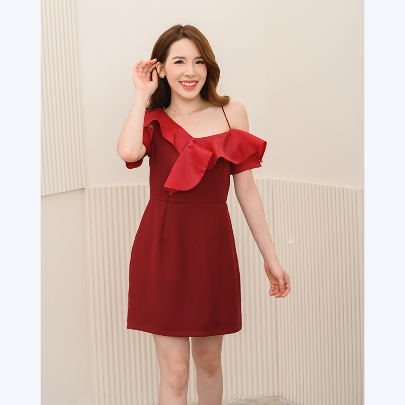 kudapy เดรสสั้นสีแดงเลือดหมู,เทา เป็นแบบสายเดี่ยวหนึ่งข้าง อีกข้างเว้าไหล่แขนสั้น ดูเปรี้ยวนิดๆ