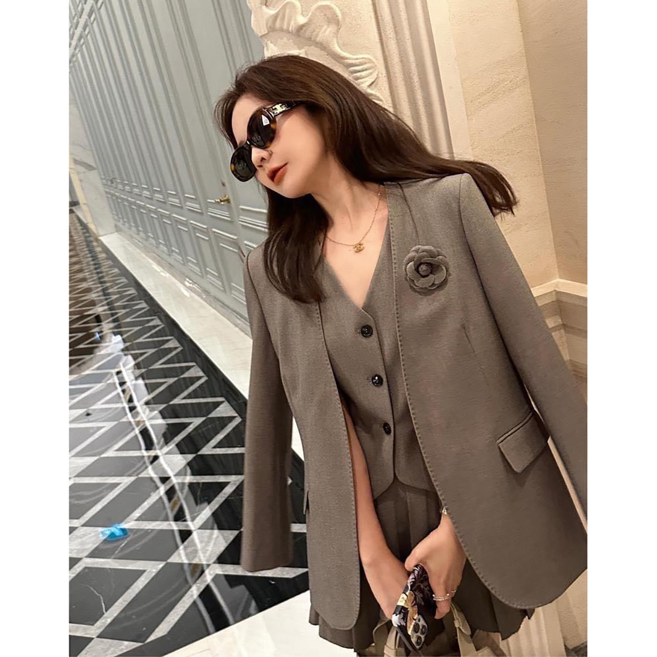 kudapy เซ็ท 4 ชิ้น เสื้อสูท+เสื้อ vestด้านใน +กระโปรง(กางเกงเป็นซับใน)+เข็มกลัดดอกไม้ ตัวเสื้อสูทมีซับในอย่างดี