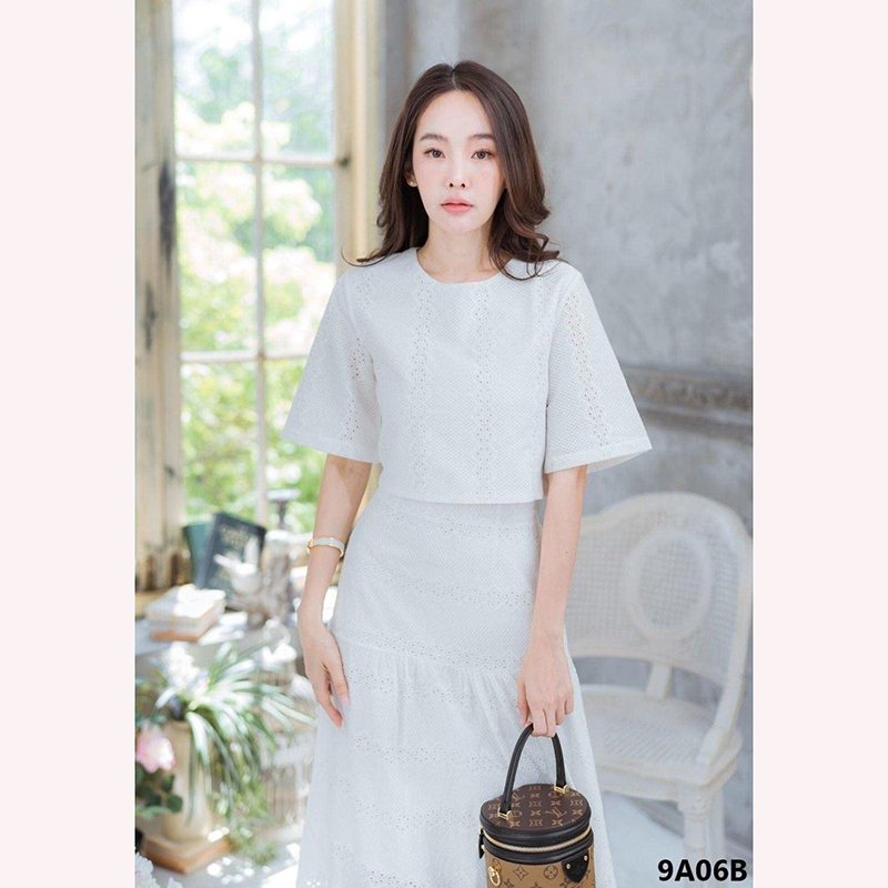 kudapy ชุดงานเซตสีขาว เสื้อคร้อปสั้น มาคู่กันกับ กระโปรงเอวสูงแต่งระบายชายผ้าทิ้งตัว ทรงสวยตามแบบค่ะ