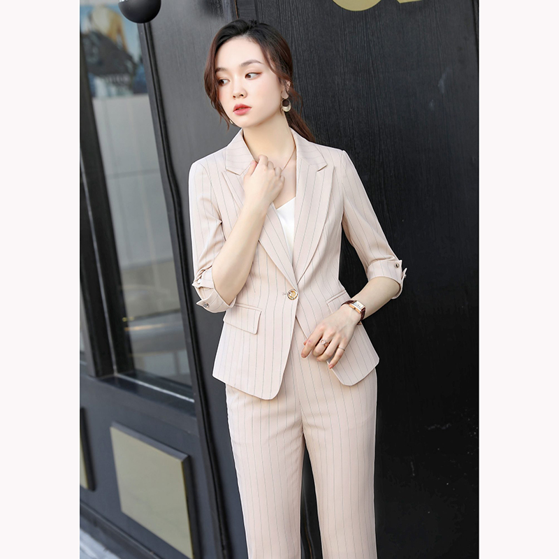 kudapy ชุดสูททำงานผู้หญิงสีดำ/สีขาว/สีเบจ แขนสามส่วนลายทางพร้อมกางเกง จุดเด่นของชุดนี้คือการออกแบบให้เป็นลายทางเพื่อเพิ่มสไตล์