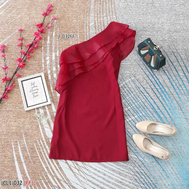 kudapy เดรสสั้นไหล่เฉียง แต่งระบายผ้าแก้ว ตัวเดรสงานผ้าซาร่า มีซิปข้าง ตีเกล็ดหน้า-หลัง เอวไม่สม็อค