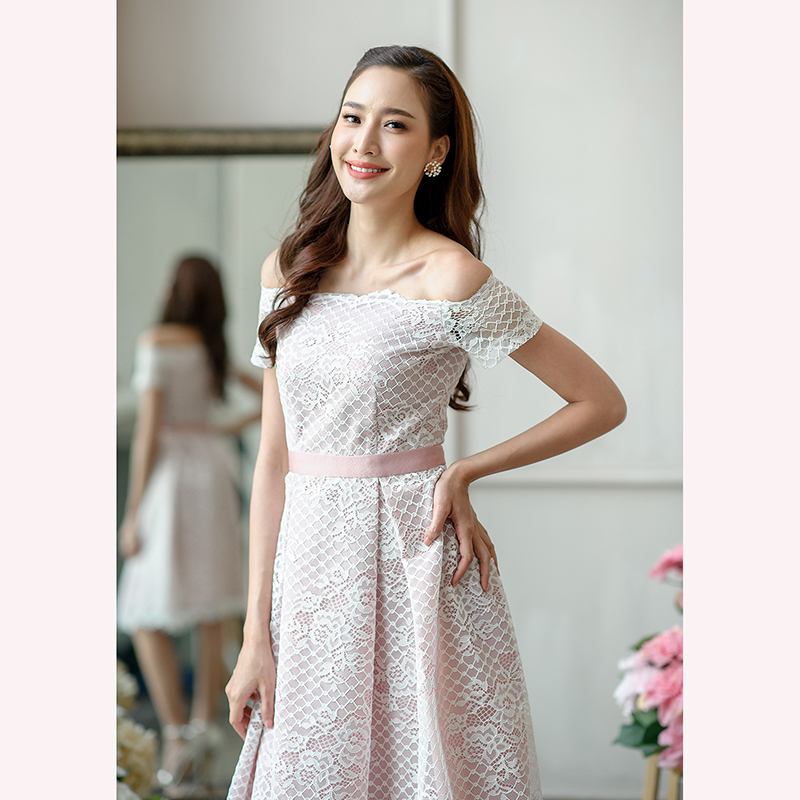 kudapy เดรสสั้นสีเทา/สีขาว ผ้าลูกไม้เปิดไหล่สีเทาซับในสีเทา ลายเชิง กระโปรงจีบทวิสลายเชิงลูกไม้ สวยหรูมากๆค่ะ