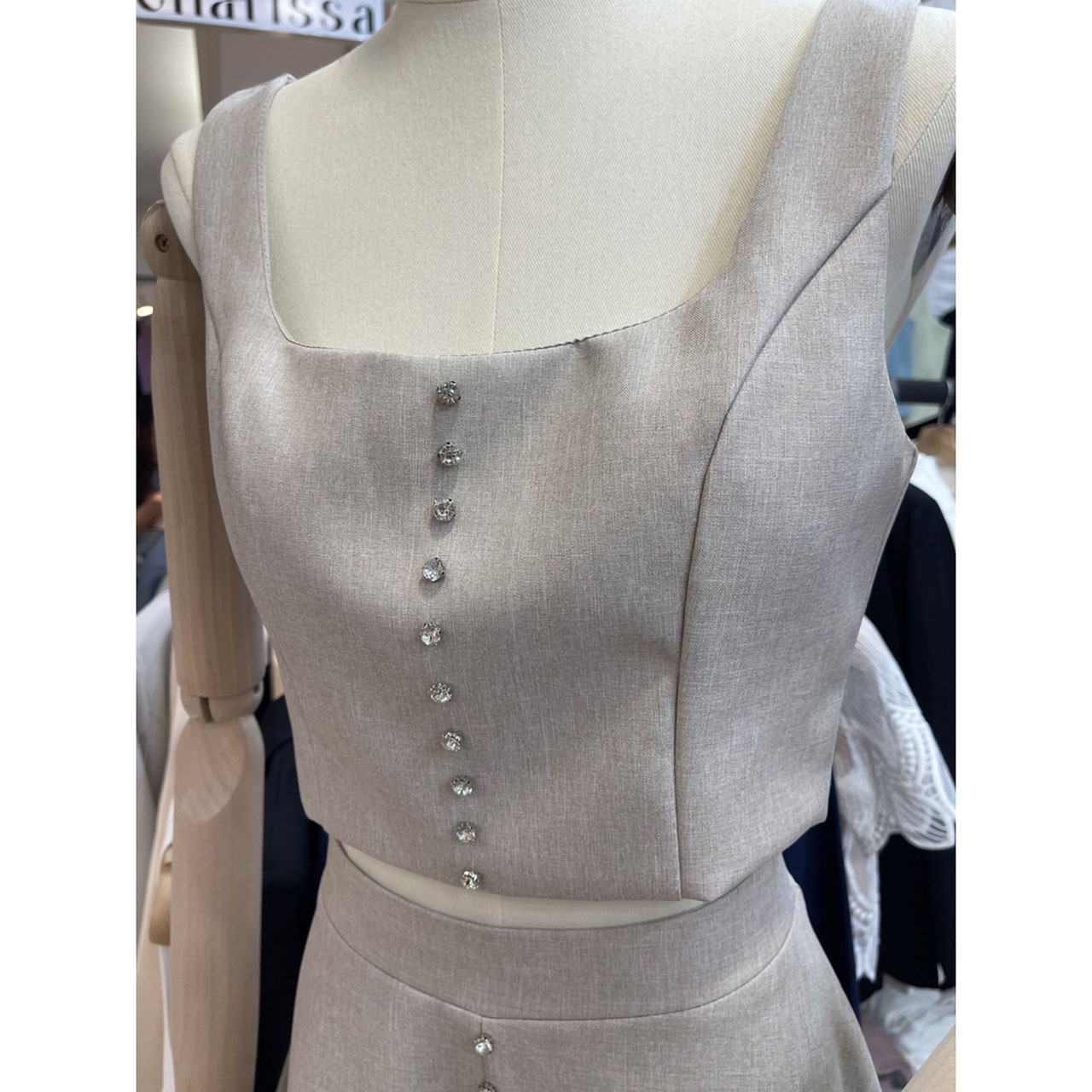 kudapy ชุดเซ็ท 3 ชิ้น เสื้อครอป+กระโปรงยาว+เสื้อคลุม ดีไซน์เกร๋มาก สวยตะโกน เสื้อคอปกตกแต่งด้วยเพชร กระดุมจริง มีซับในอย่างดี กระเป๋าจริงด้านหน้าทั้งสองข้าง