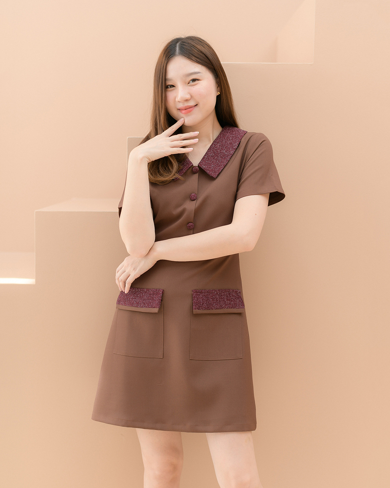 kudapy เดรสสั้นสีเทาฟ้า/สีครีมเข้ม/สีดำ/สีชมพูอ่อน คอปกแขนสั้น แต่งปกและฝากระเป๋าด้วยผ้าชาแนลโทนสีแมทช์กับชุด