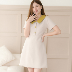 kudapy เดรสสั้นสีเขียว,มัทฉะ,ชมพูเข้ม,เขียวเลมอน,ดำ,ชมพูอ่อน,น้ำตาลเทาหม่น,ครีมชมพู,เทาฟ้า คอปกแขนสั้น กระโปรงทรงเอเล็กๆ แพทเทิร์นตัดต่อกลางตัวเสื้อแต่งกระดุมปั๊มสีเดียวกับปก