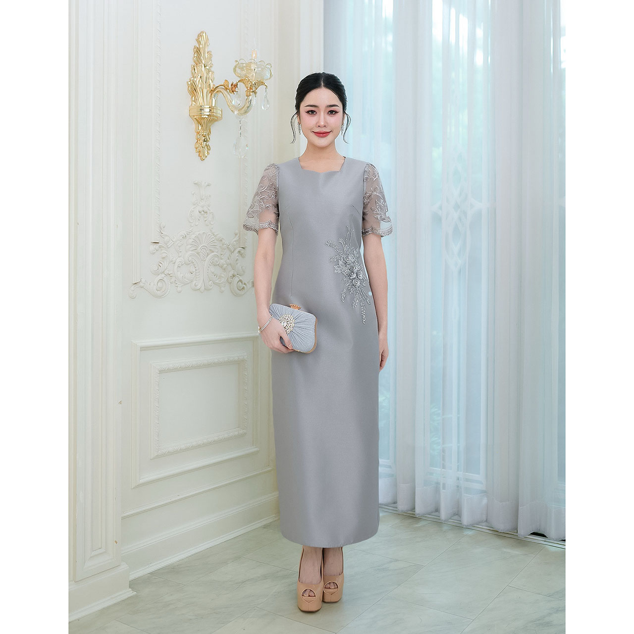 kudapy เดรสผ้าไหมอัดกาวทั้งชุด งานทรงตรงสวยเรียบหรู ด้านหลังกระโปรงผ่า งานแต่งลูกไม้แต่งเลื่อมช่วงแขนและตกแต่งดอกไม้ประดับช่วงเอว