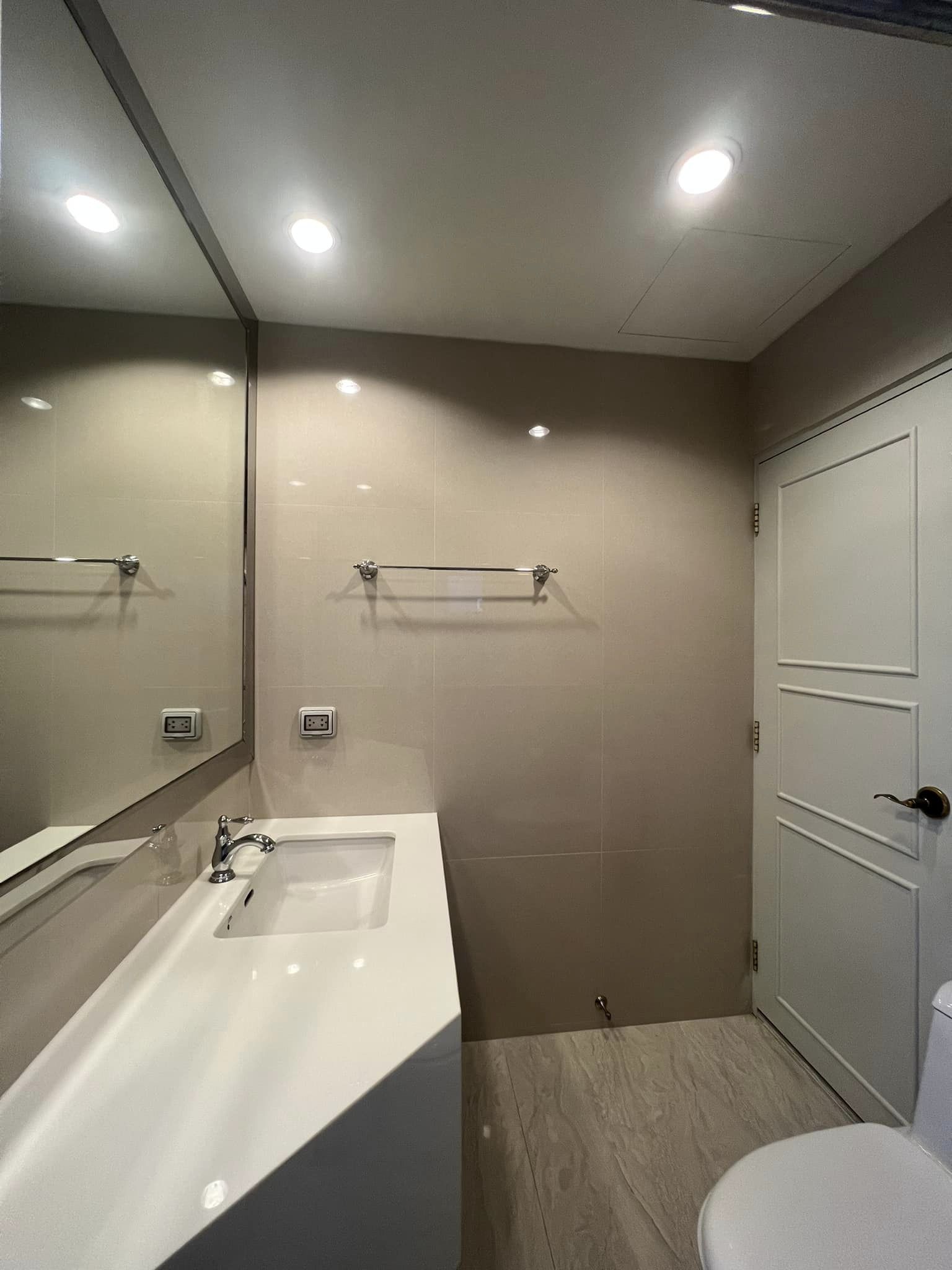 ปล่อยเช่าคอนโด Pathumwan Resort : ปทุมวัน รีสอร์ท - โซนพื้นที่ BTS พญาไท - 2ห้องนอน 2ห้องน้ำ 1ห้องนั่งเล่น - ขนาดห้อง 92 ตรม. ชั้น 2 แต่สูงเท่าตึก 10 ชั้น (ลานจอดรถ 8 ชั้น)